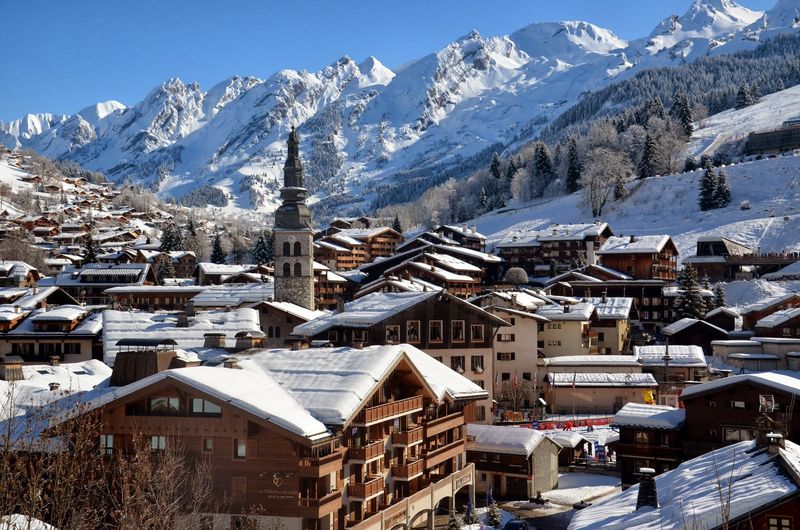 Village de La Clusaz et le Massif des Aravis
