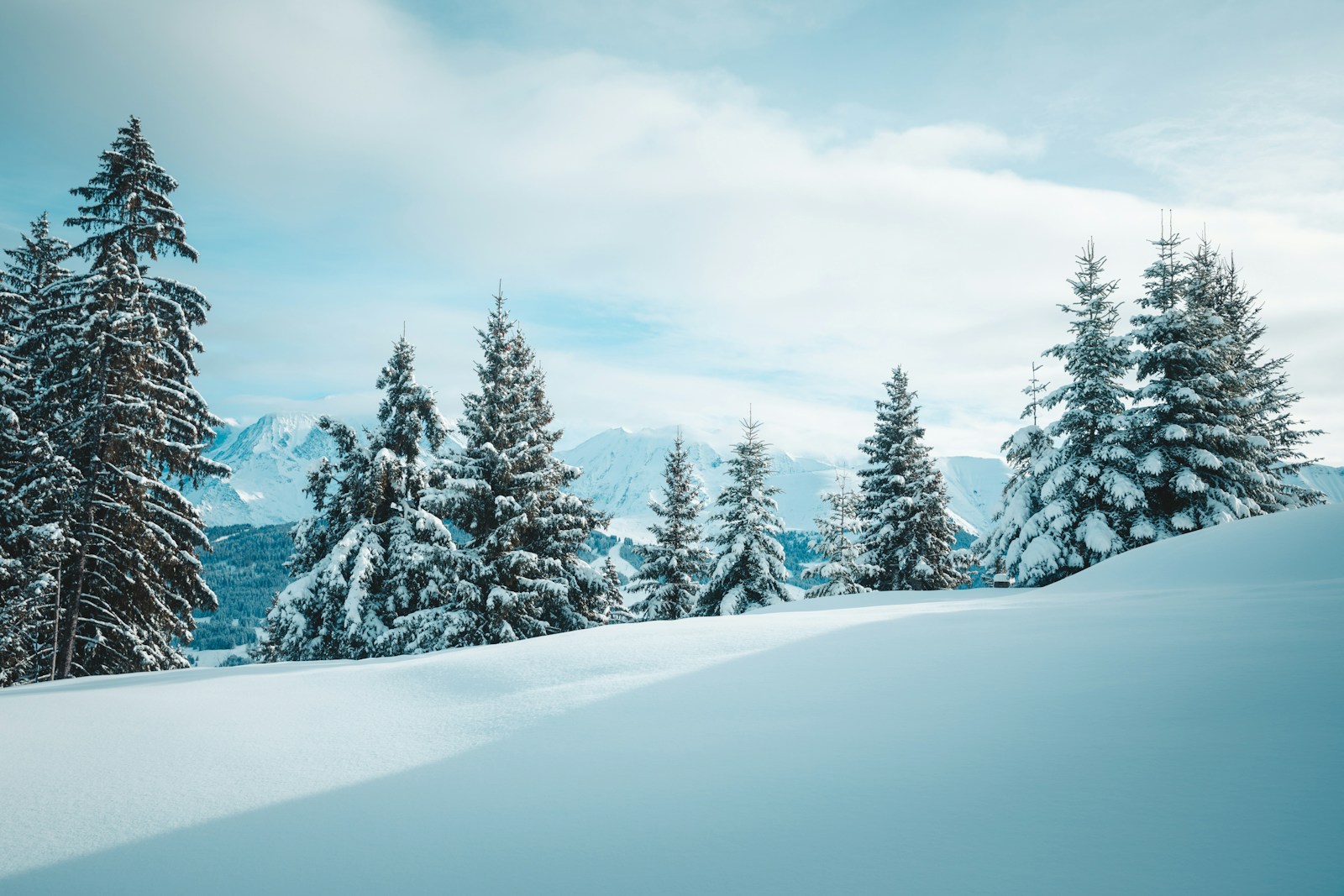 Megève en hiver, paysage de montagne enneigé - station de ski prestigieuse en Haute-Savoie