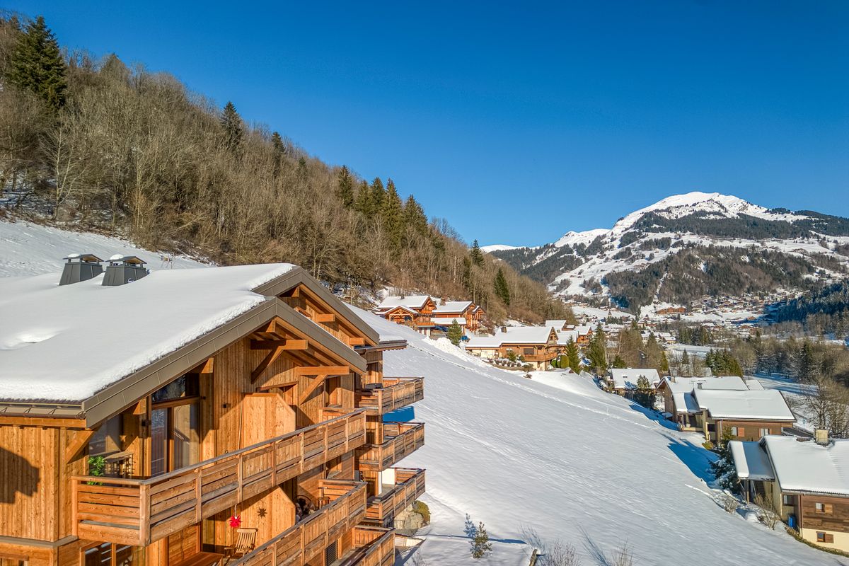 Massif des Aravis - Vue panoramique sur les montagnes et alpages de La Clusaz, Haute-Savoie